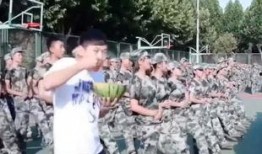 学长吃瓜被罚军训,学长因一时冲动付出代价