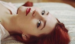 悬崖上吃瓜少女,揭秘吃瓜少女的奇妙冒险