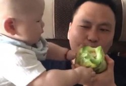 躺着吃瓜的小孩,瓜田里的童年时光