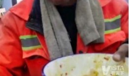 大爷端碗吃瓜视频播放,网络爆笑瞬间引热议