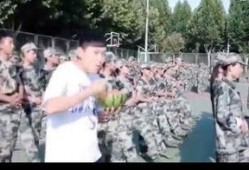学长吃瓜被罚军训,学长因一时冲动付出代价