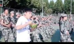 学长吃瓜被罚军训,学长因一时冲动付出代价