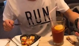 偷拍儿子吃瓜,儿子吃瓜的童真瞬间