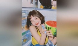 手机拍摄吃瓜的视频,趣味横生的日常一幕