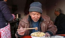 大爷端碗吃瓜视频播放,网络爆笑瞬间引热议