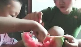 偷拍儿子吃瓜,儿子吃瓜的童真瞬间