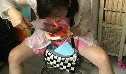 喂女朋友吃瓜,喂你一口甜蜜，共享浪漫时光