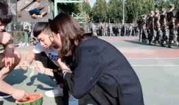 学长吃瓜被罚军训,学长因一时冲动付出代价