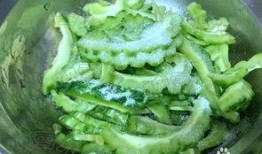 来姨妈吃凉瓜炒蛋,来姨妈吃凉瓜炒蛋，暖身又美味”