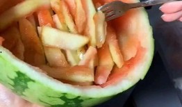 你吃瓜我吃皮,揭秘“吃瓜我吃皮”背后的趣味人生