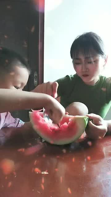 偷拍儿子吃瓜,儿子吃瓜的童真瞬间